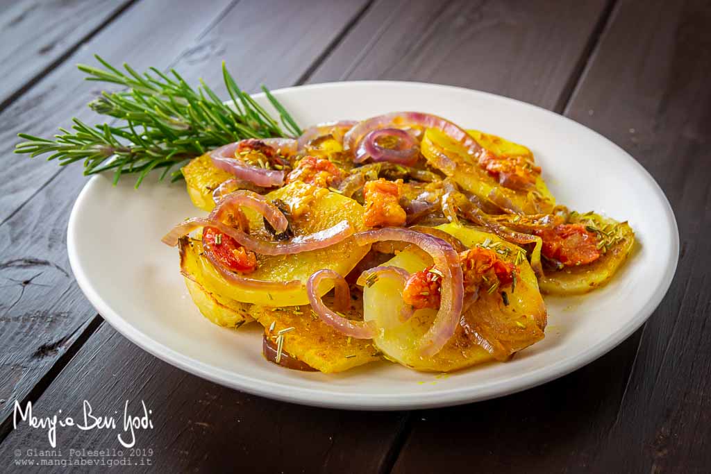 Patate e cipolle alla curcuma al forno