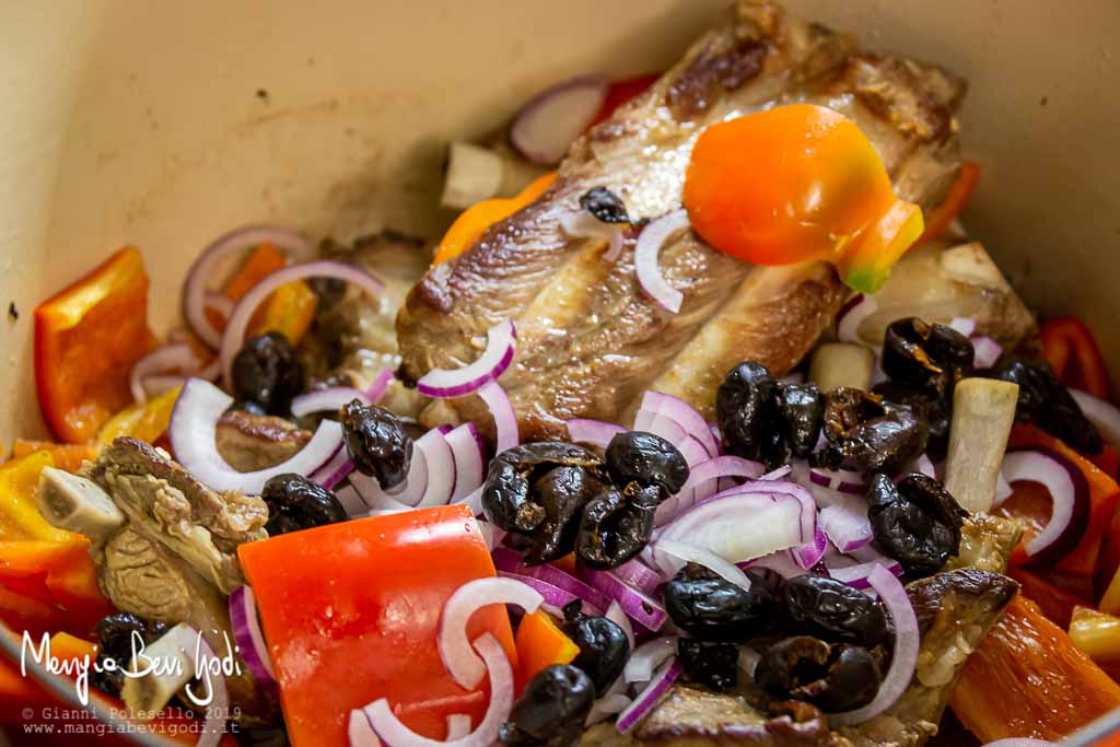 Preparazione costine di maiale con peperoni