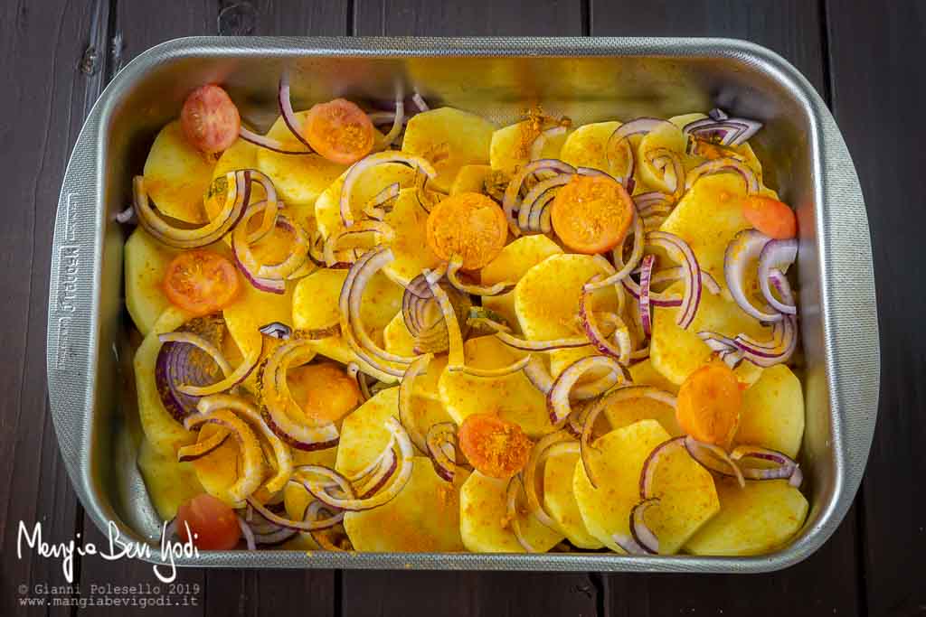 Preparazione patate e cipolle alla curcuma