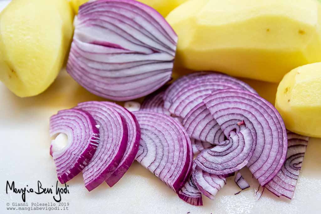 Patate e cipolle tagliate a fettine