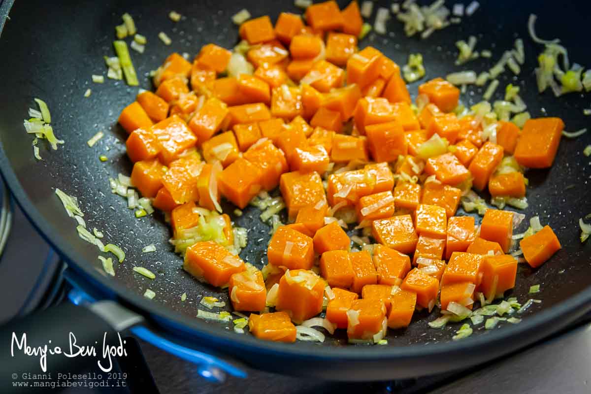 Cottura zucca a cubetti in padella