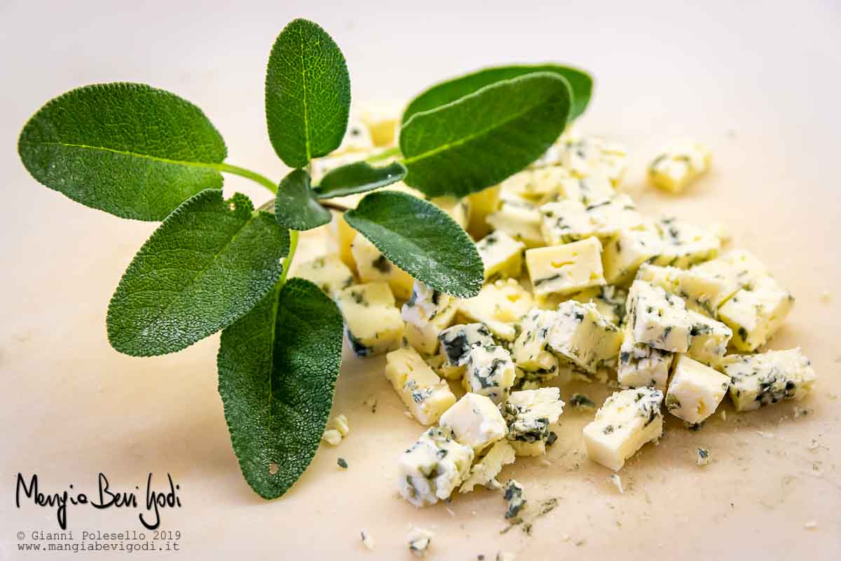 Gorgonzola tagliato a cubetti e salvia