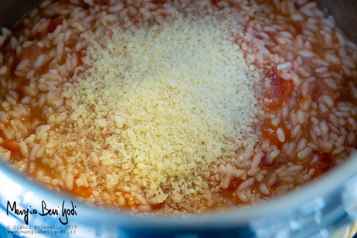 Mantecatura risotto con il parmigiano