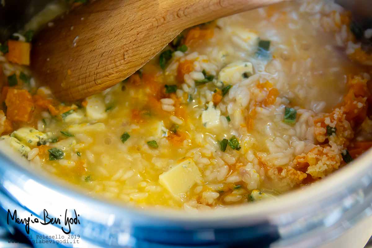 Mantecare risotto zucca e gorgonzola