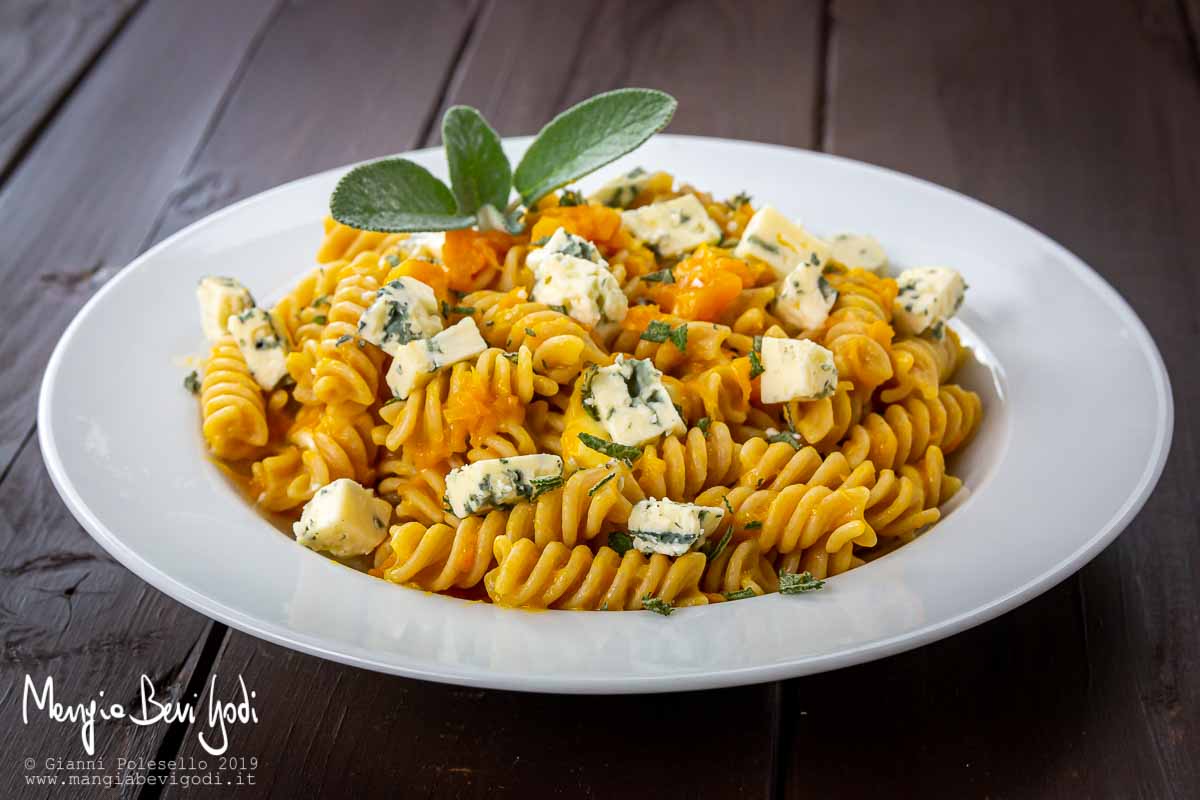 Pasta con zucca e gorgonzola