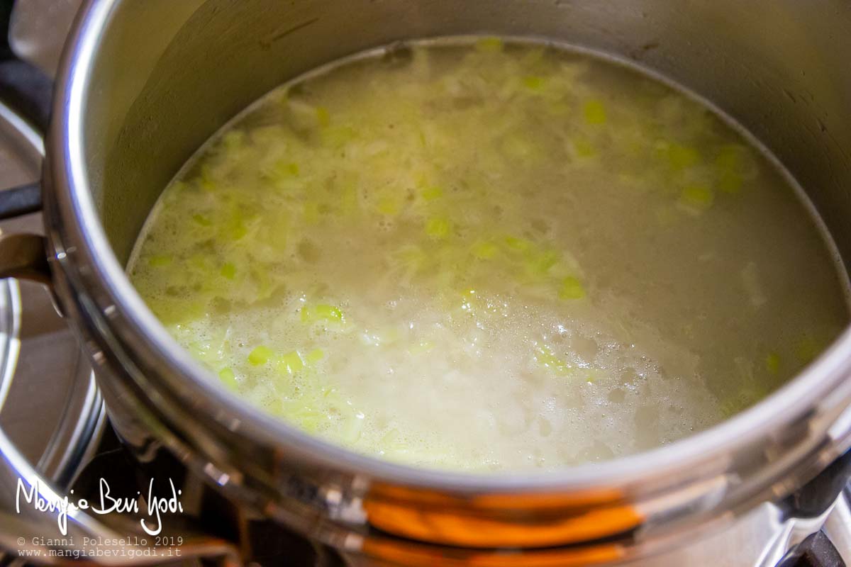 Cottura risotto al pecorino e pistacchi