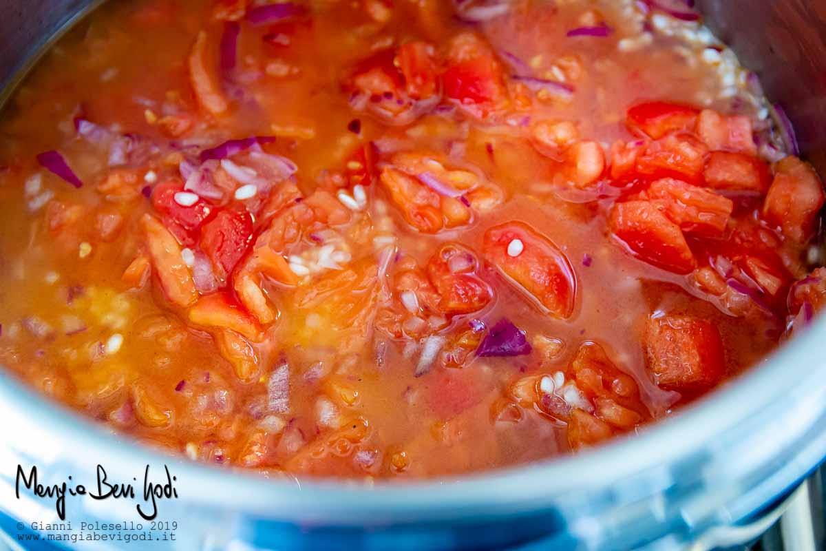 Preparazione risotto al pomodoro