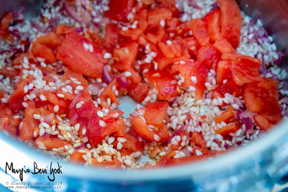 Preparazione risotto al pomodoro