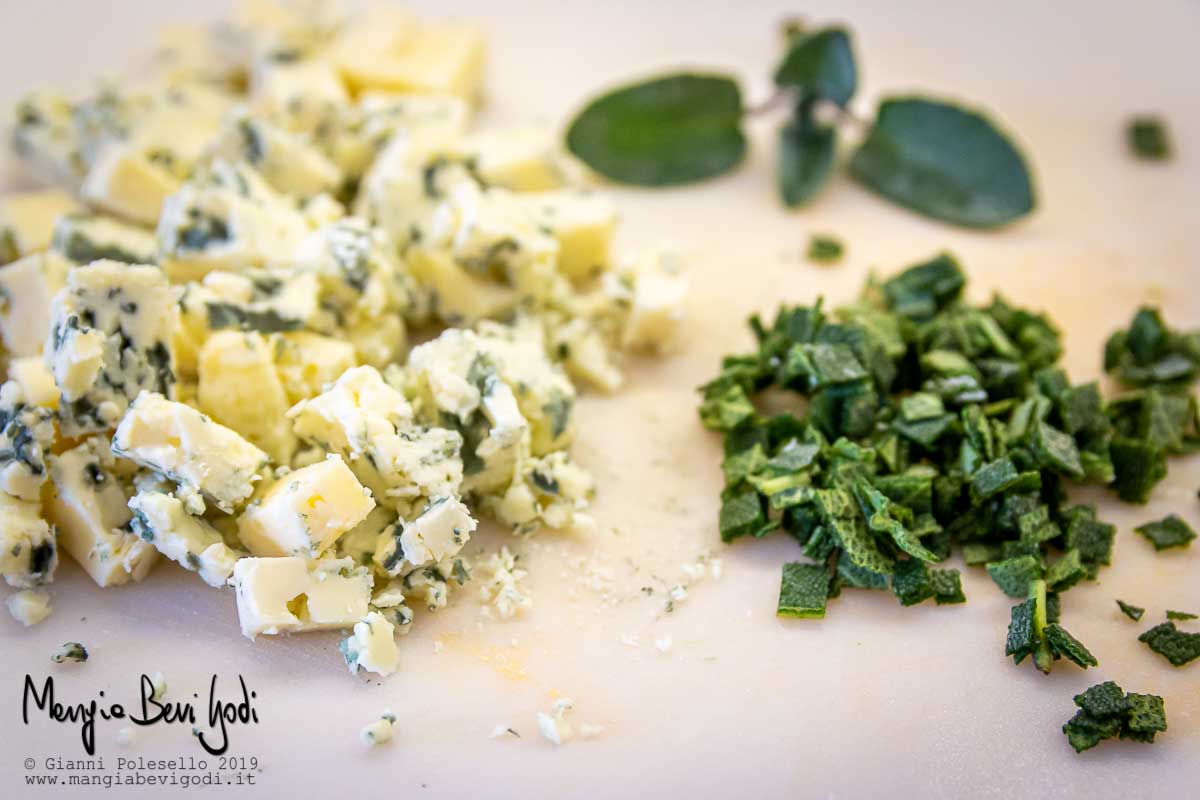 Salvia tritata e gorgonzola a cubetti