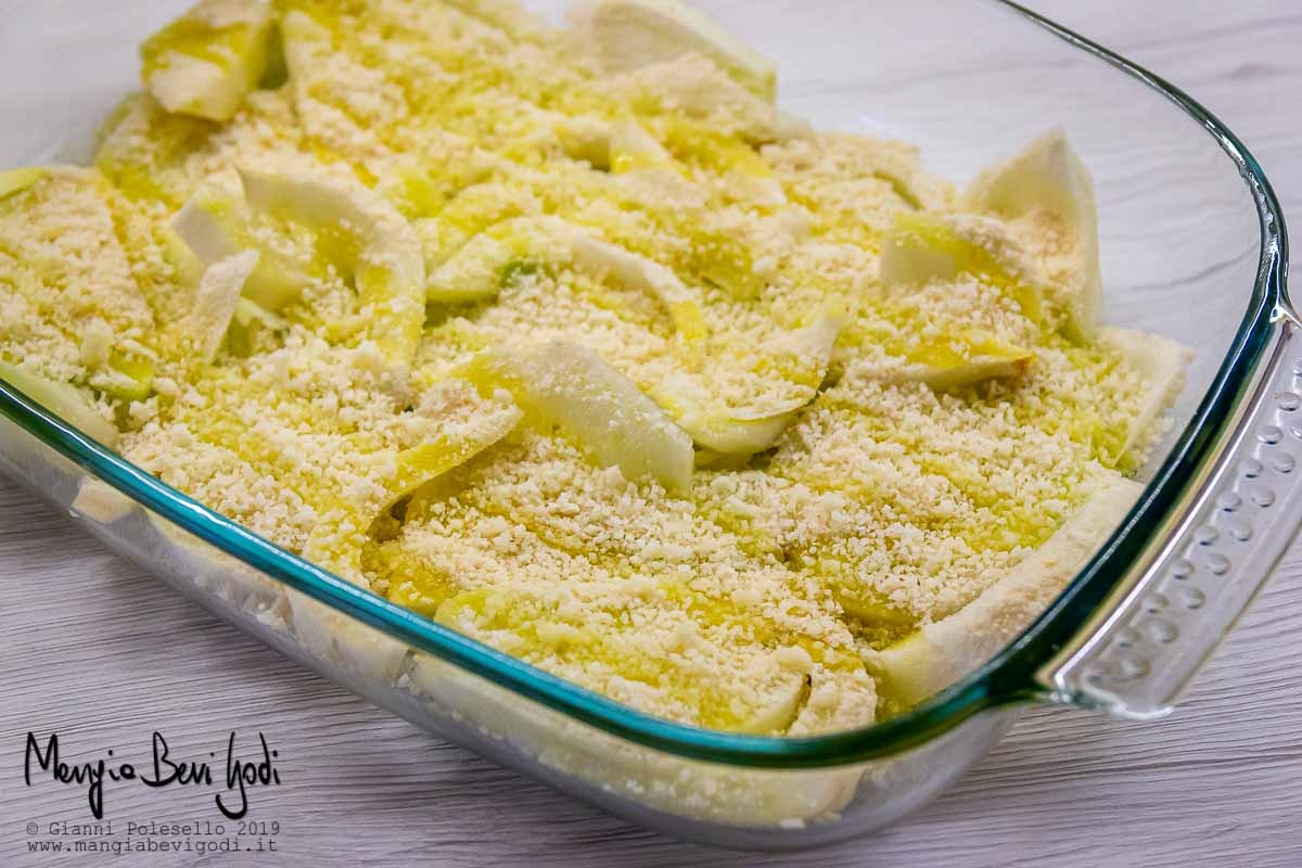 Finocchio gratinato in pirofila da forno pronto per la cottura