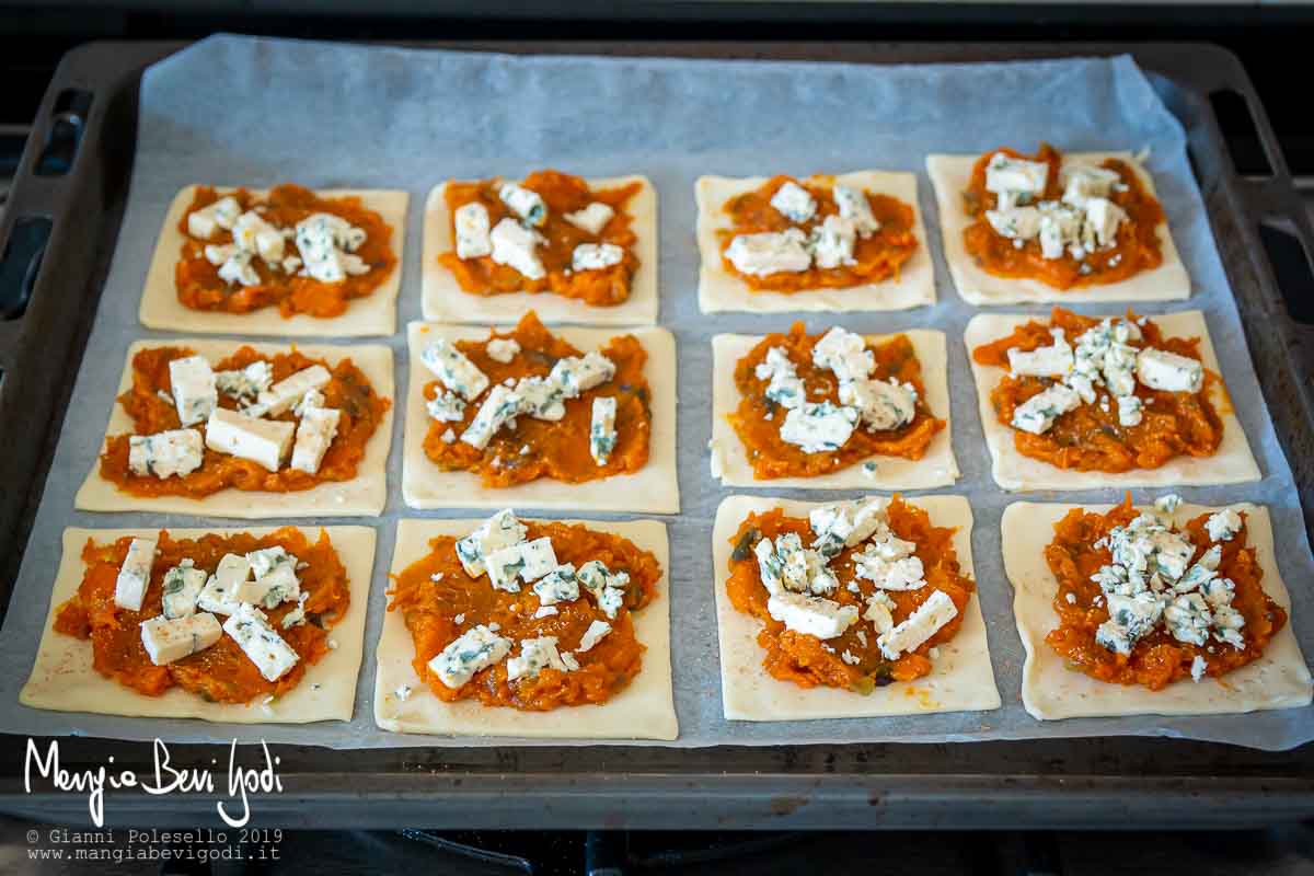 Preparazione sfogliatine alla zucca e gorgonzola