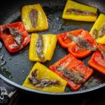 Peperoni in padella con acciughe e aceto