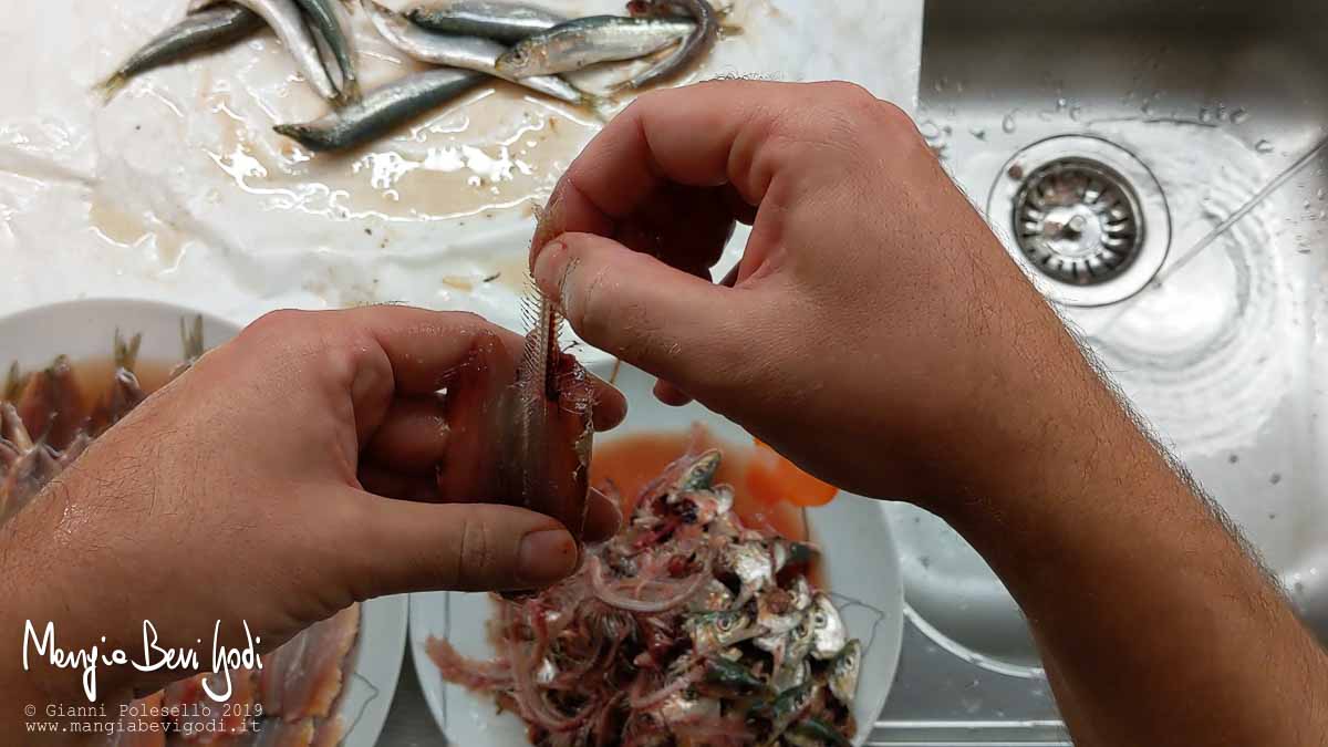 Rimuovere la lisca della sardina