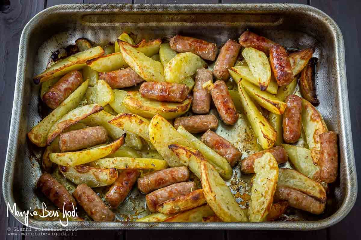 Salsiccia e patate al forno