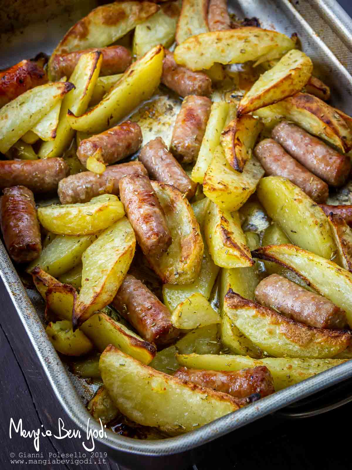 Hamburger con patate, pollo e salsiccia