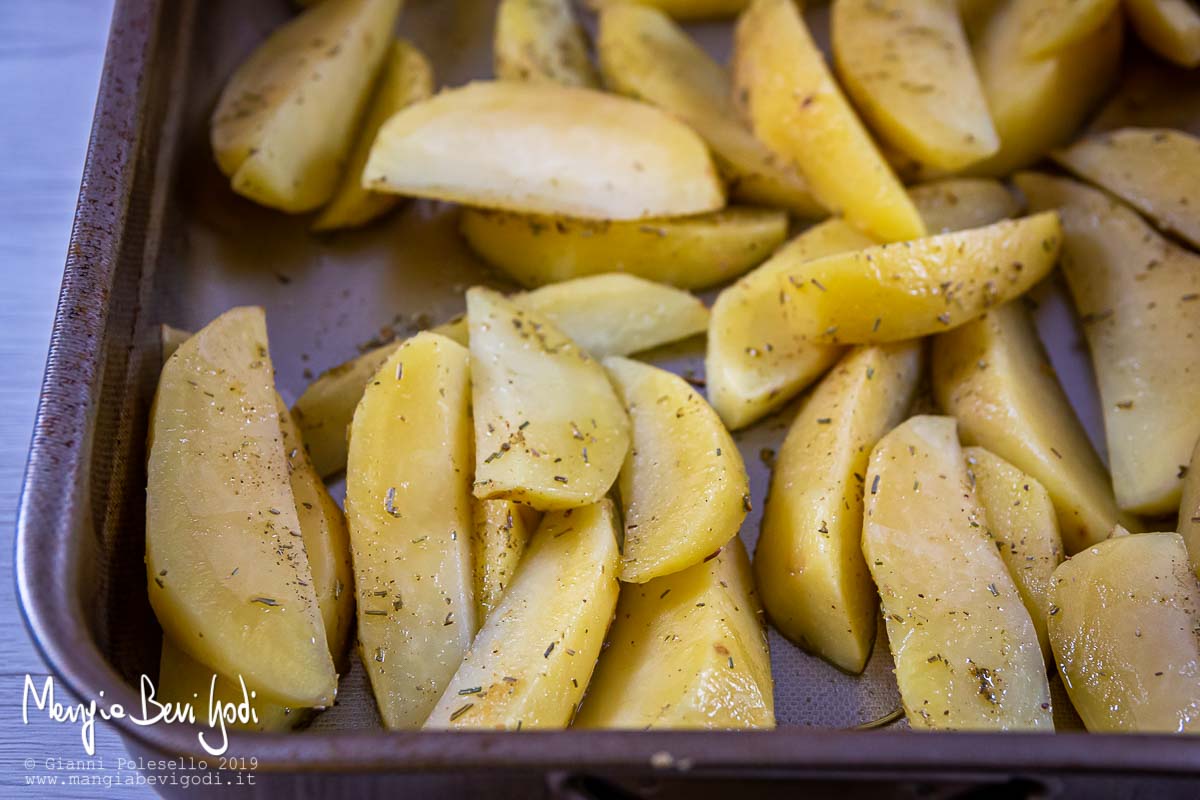 Patate tagliate a spicchi in teglia da forno