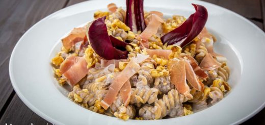 Pasta al radicchio di Treviso, speck e noci