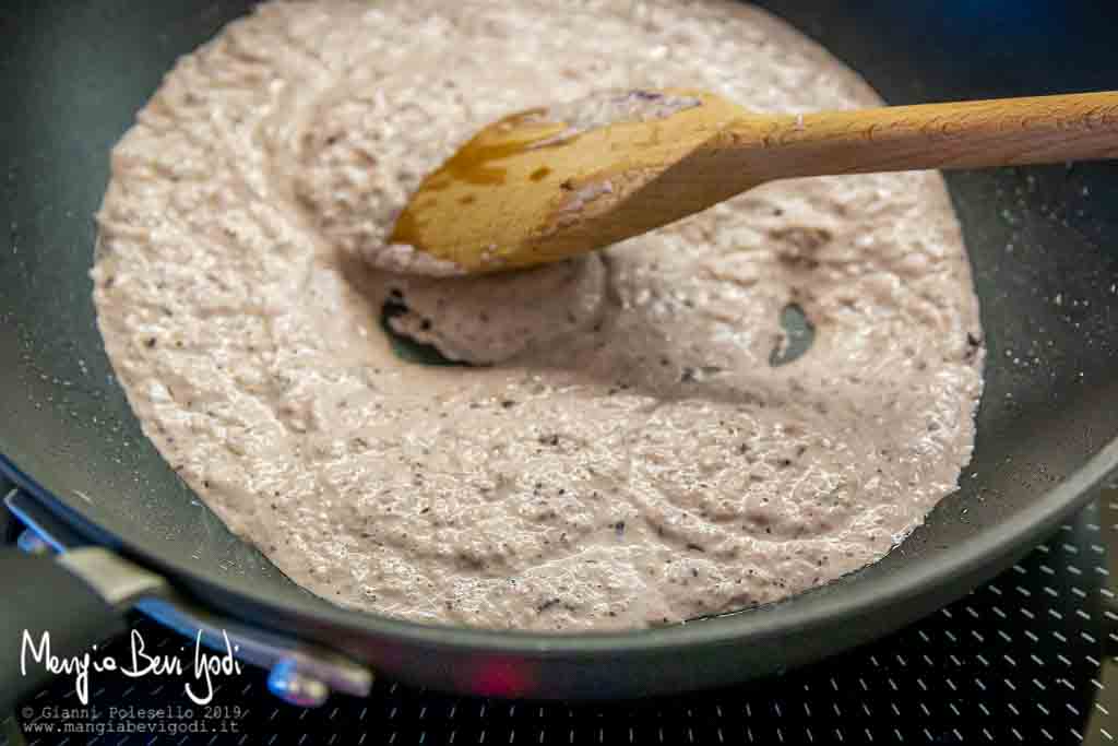 Preparazione crema di radicchio di Treviso