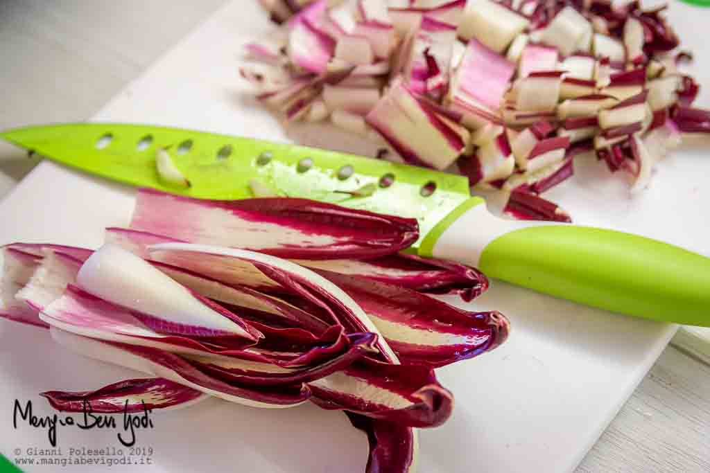 Tagliare il radicchio di Treviso