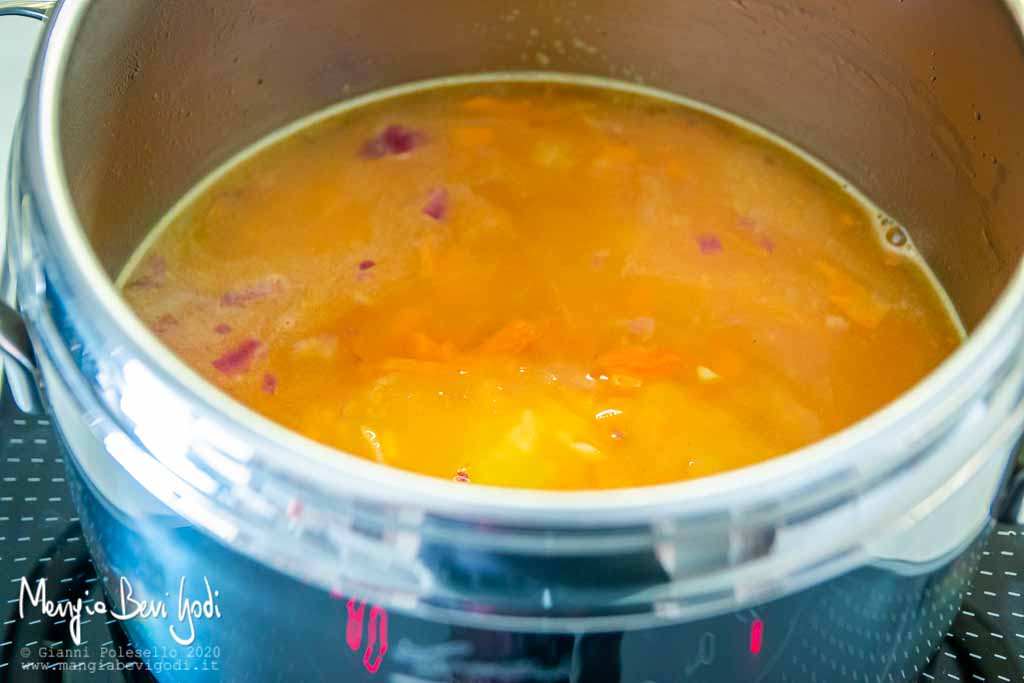 Preparazione risotto alle carote e arancia