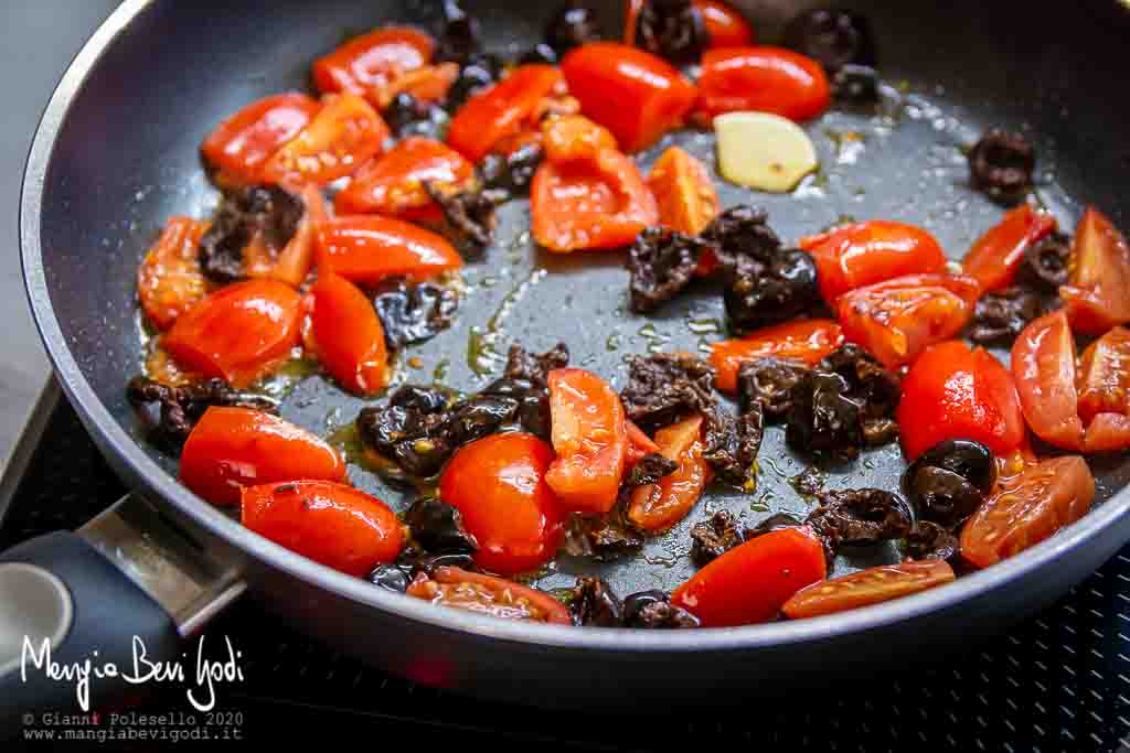 Cottura pomodorini e olive nere in padella