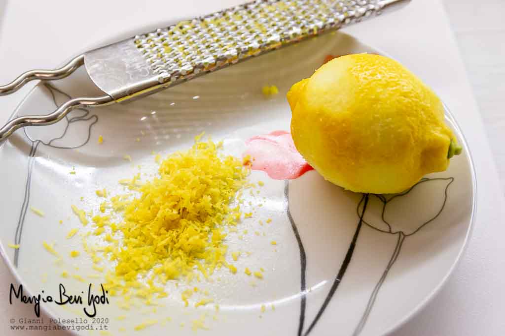 Grattugiare la buccia del limone