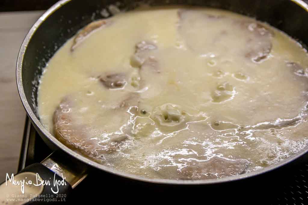 Cottura fettine lonza maiale al latte in padella