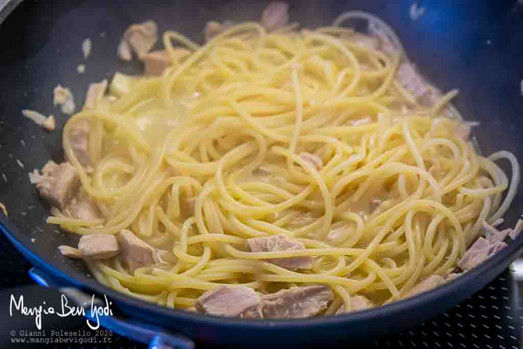 Cottura risottata degli spaghetti con tonno e limone in padella