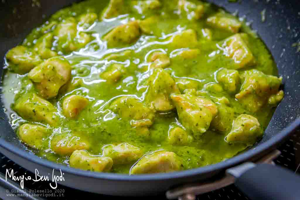 Cottura spezzatino di pollo al pesto in padella