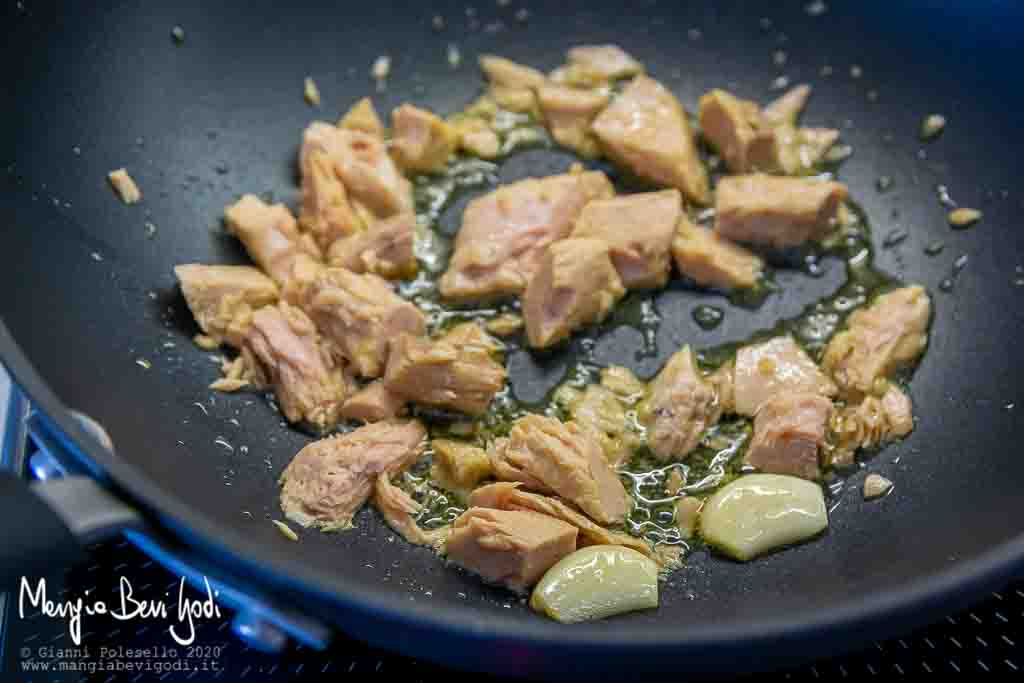 Cottura sugo di tonno e limone in padella