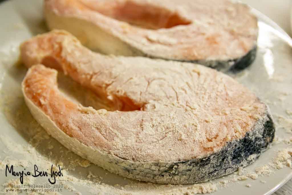 Infarinare il salmone