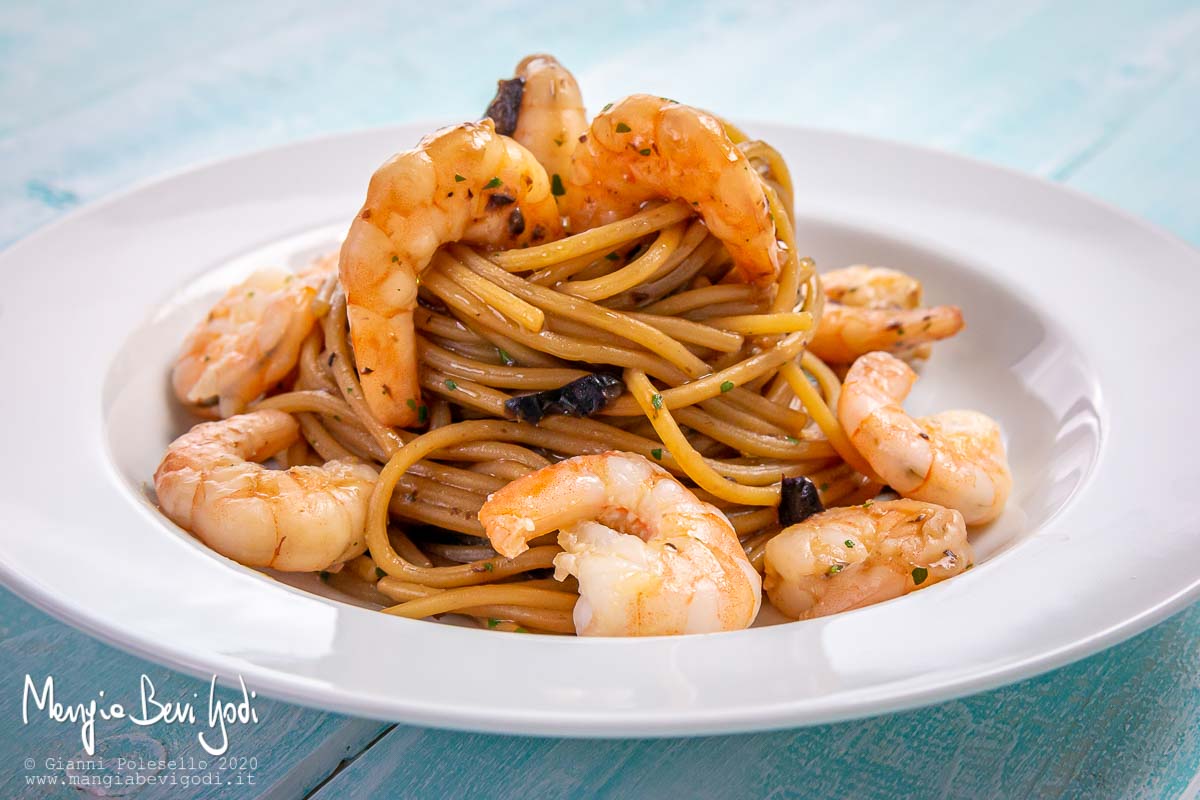 Pasta con gamberi e olive