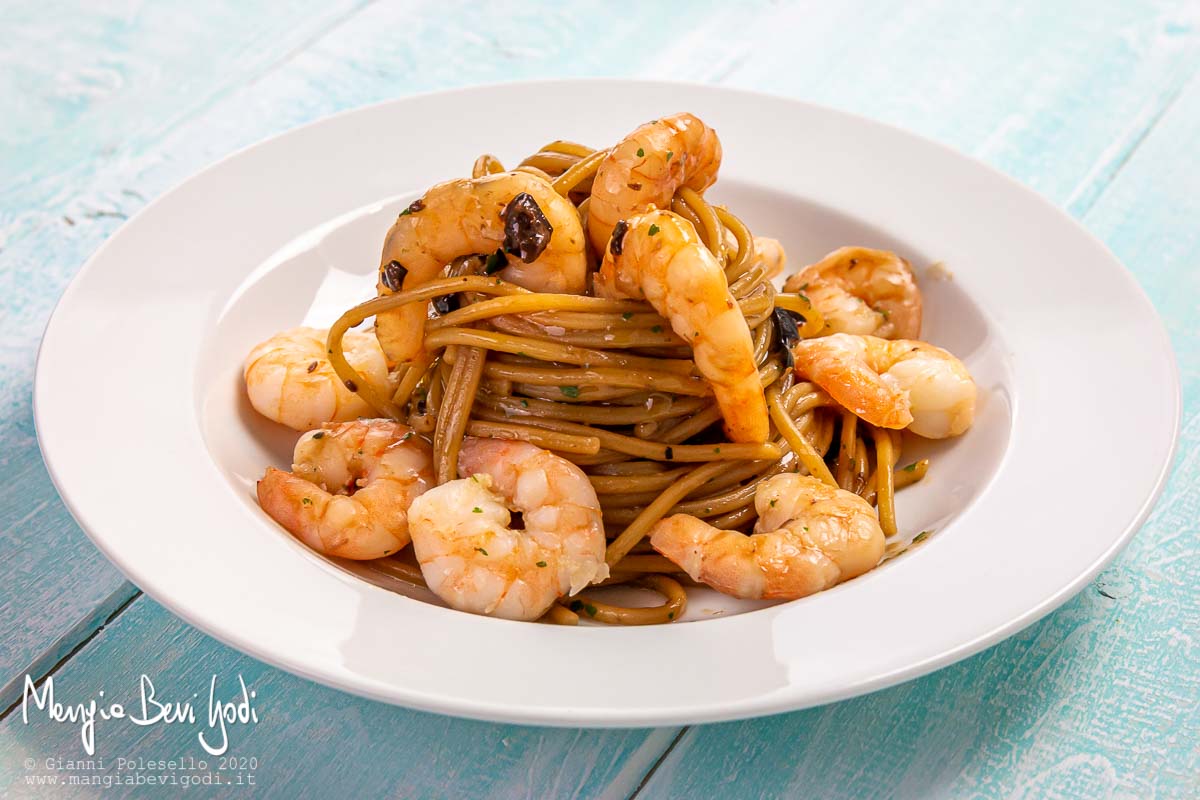 Pasta con gamberi e olive