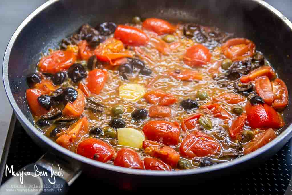 Sfumare pomodorini e olive nere in padella con vino bianco