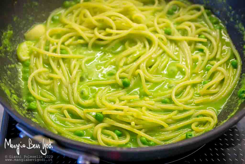 Cottura spaghetti con crema di piselli in padella