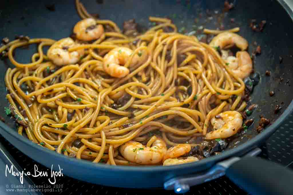 Preparazione spaghetti con gamberi e olive