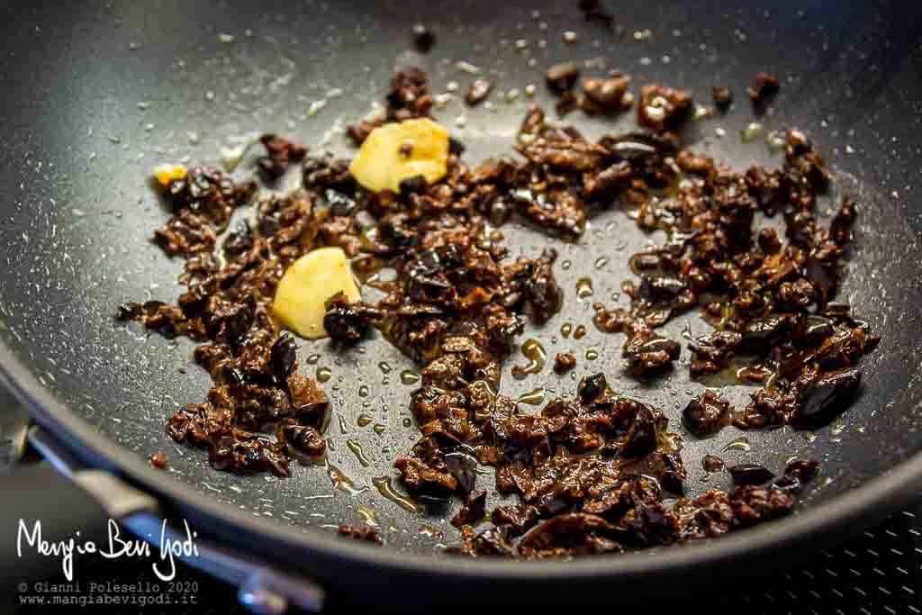 Padella con sugo di olive nere