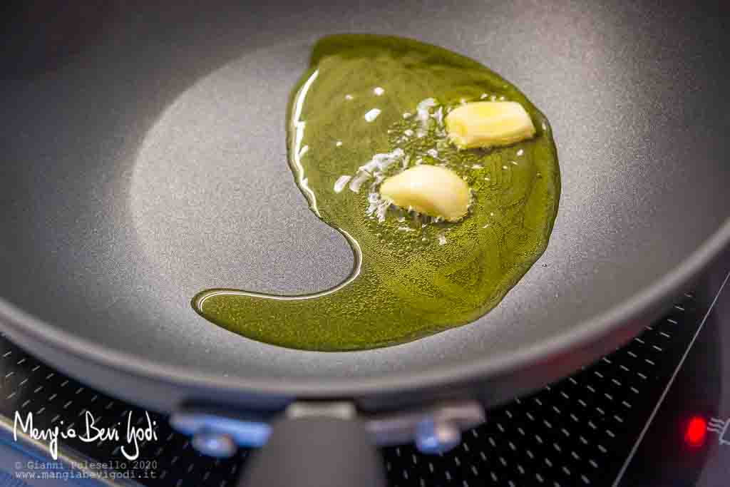 Soffriggere l'aglio in padella