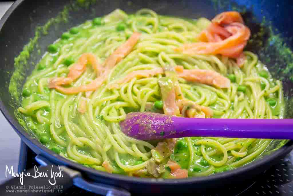 Preparazione spaghetti al salmone e piselli