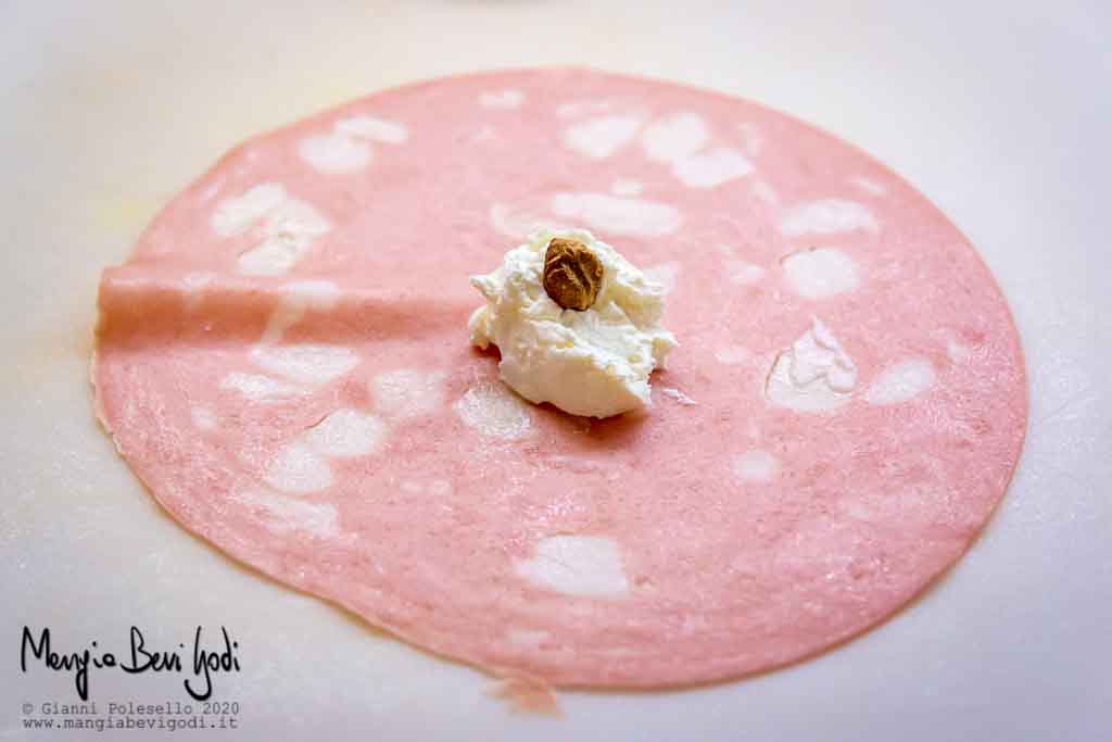 Preparazione fagottini di mortadella formaggio e pistacchi