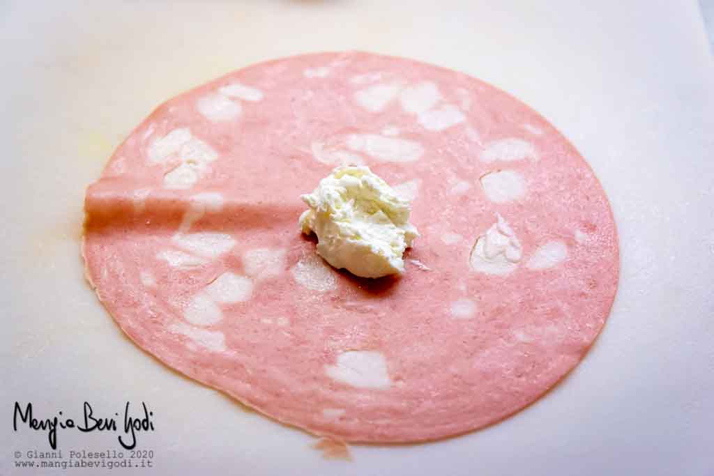 Preparazione fagottini di mortadella