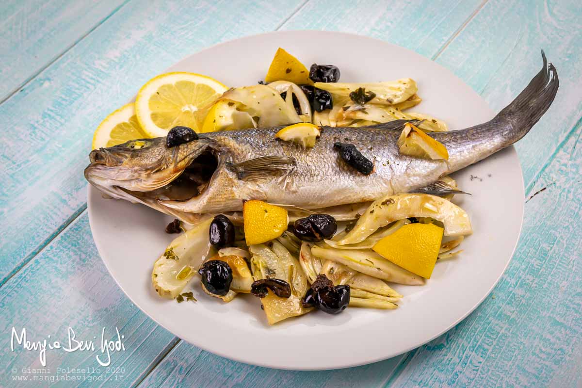 Branzino con finocchi, olive e limone