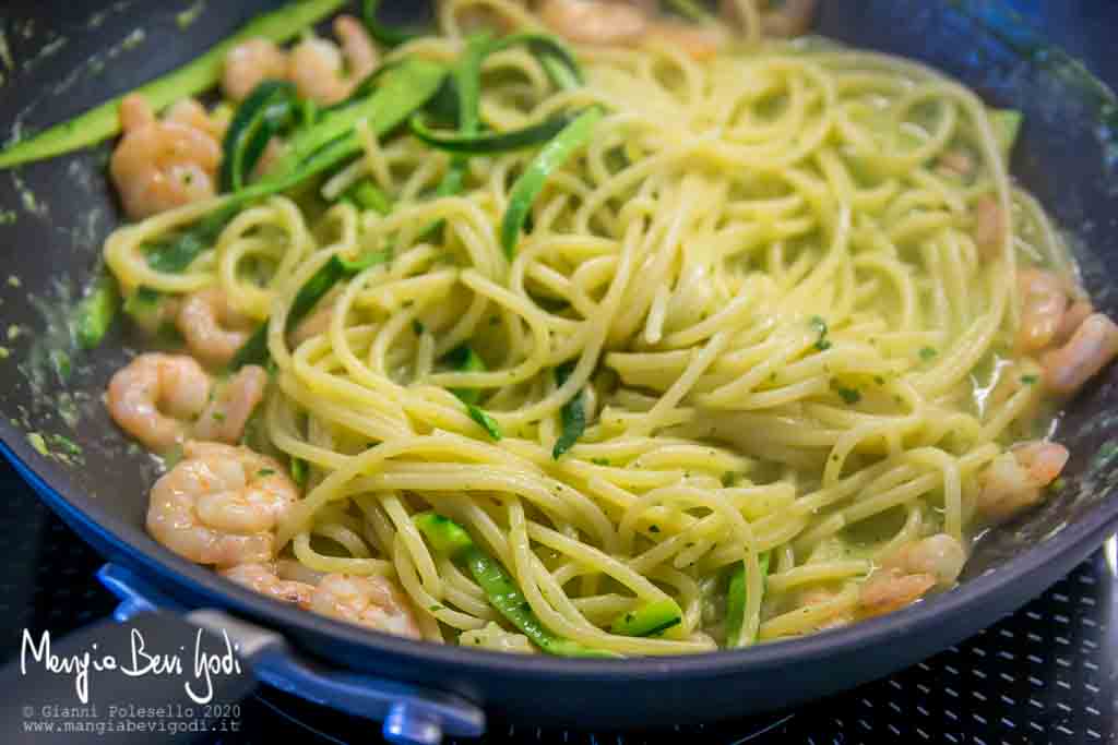 Cottura pasta con zucchine e gamberetti