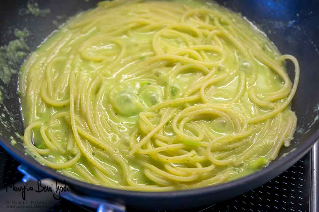 Cottura spaghetti con zucchine e gamberetti in padella