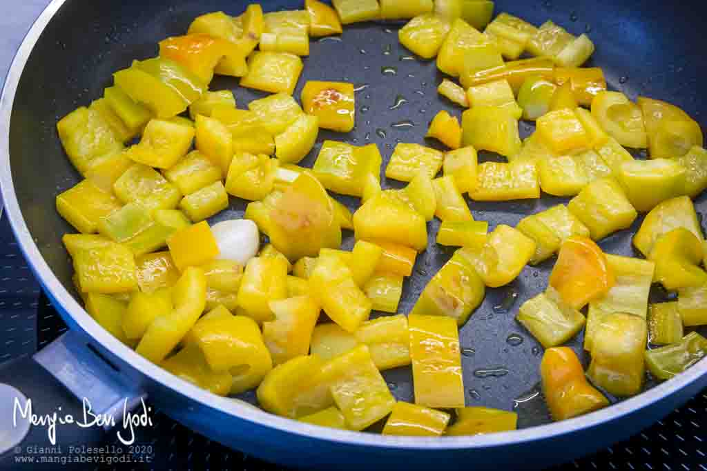 Cottura peperone giallo in padella
