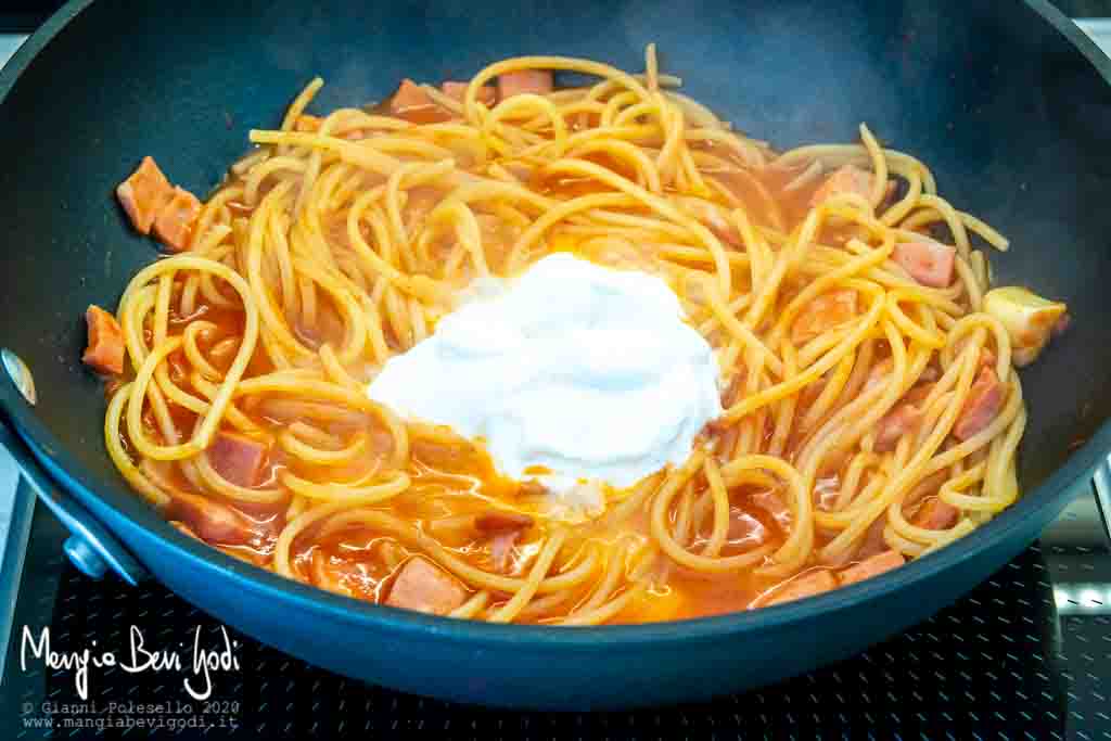 Cottura spaghetti al sugo rosa