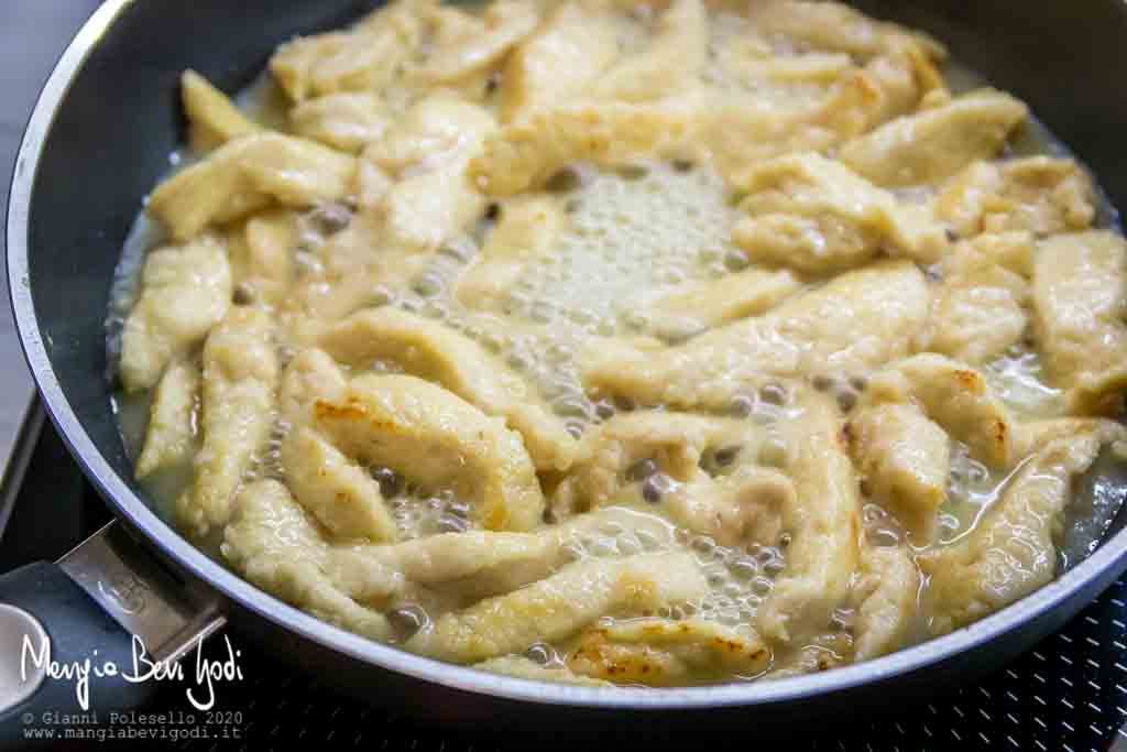 Sfumare straccetti di pollo con il vino bianco