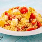 Cous cous vegetariano con feta, peperoni e pomodorini