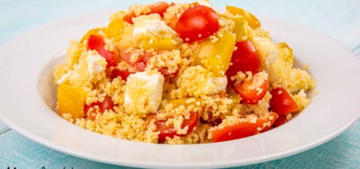 Cous cous vegetariano con feta, peperoni e pomodorini