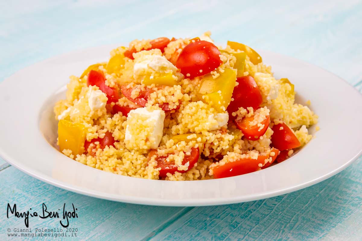 Cous cous vegetariano con feta, peperoni e pomodorini